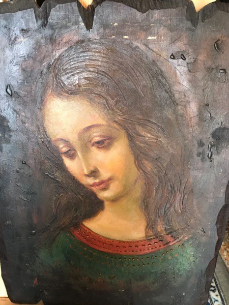 AM075, ASSINATURA ILEGÍVEL, antigo óleo sobre madeira, com relevos na pintura, representando figura,