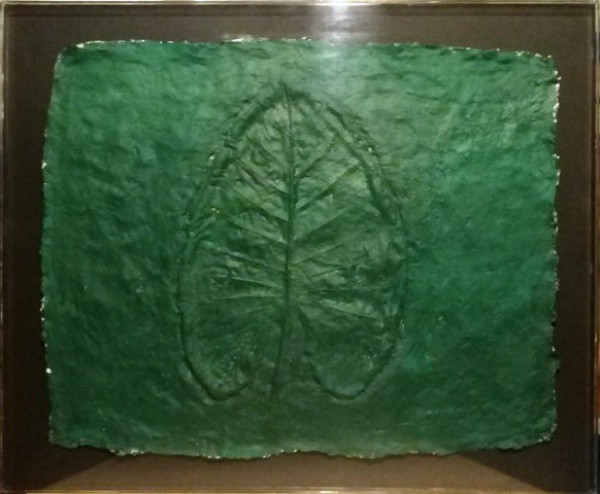 KRAJCBERG FRANS, RELEVO ARTESANAL, MOLDADO  EM PAPEL VEGETAL, EM FORMAS DE FOLHA, NA COR VERDE MUSGO