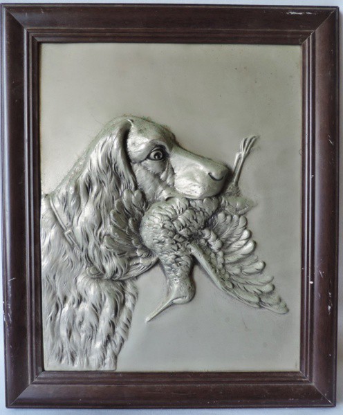 Quadro / Escultura feito em metal prateado, representando um cão de caça com sua presa. Lindo trabal
