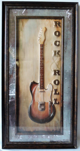 Quadro com uma bela guitarra em alto relevo emoldurada. Medidas de 63cm x 32cm.