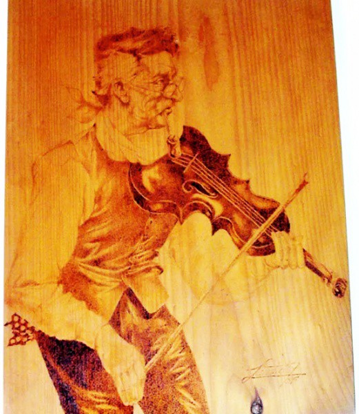 Laudate -  Quadro  na técnica de pirogravura, Violinista Luthier - Assinado por Laudate, datado de 1