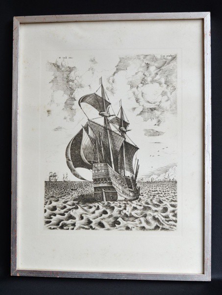 Gravura de Caravela, assinada F.H., emoldurada e com proteção de vidro. Medida total 46x35cm.