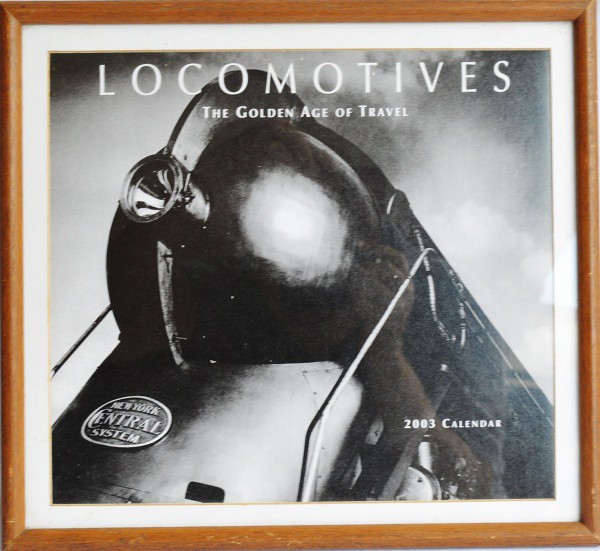 Foto emoldurada de locomotiva antiga. Medida 35x35cm