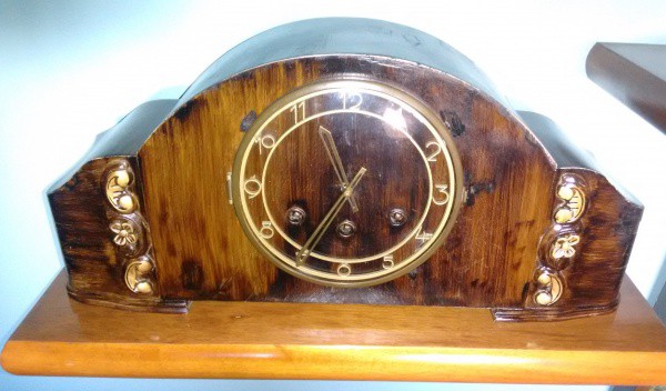 Belo relógio Carrilhão de mesa marca Silco. Martela hora cheia, ¼ de hora, 2/4 hora e ¾ hora. Três c