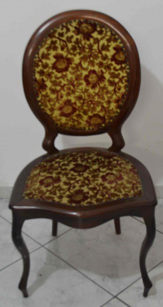 05 Cadeiras com Estofado Aveludado medindo Altura 100cm x Espaldar 56cm x Assento 45cm Obs. Um delas