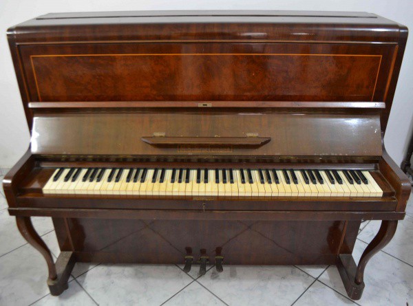 Piano da Marca M. Schwaetzmann - Medidas 150x120x66 - Obs. Precisa afinar. (Pertencia ao artista plá