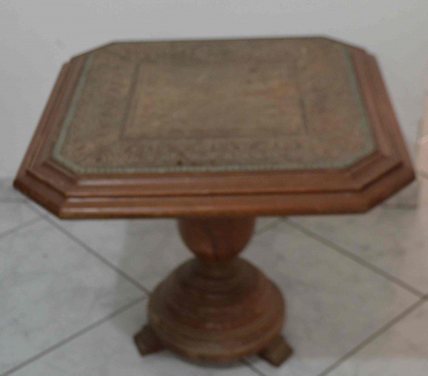 Mesa de Centro Quadrada Esculpida - 53cm x 60cm x60cmCadeira    A RETIRAR EM GUARULHOS.