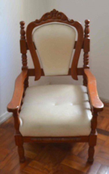 Cadeira Branca Estofada - 100cm x 63cm x 44cm   A RETIRAR EM GUARULHOS.