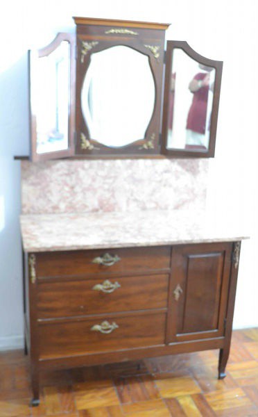 Comoda com Mármore e Espelho de Cristal - Medidas 180cm x 104cm x 52cm    A RETIRAR EM GUARULHOS.