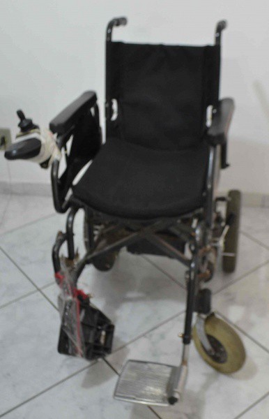 Cadeira de Rodas Elétrica - Ortomix - (Precisa arrumar apoio de pé e apoio do controle manual  da ca