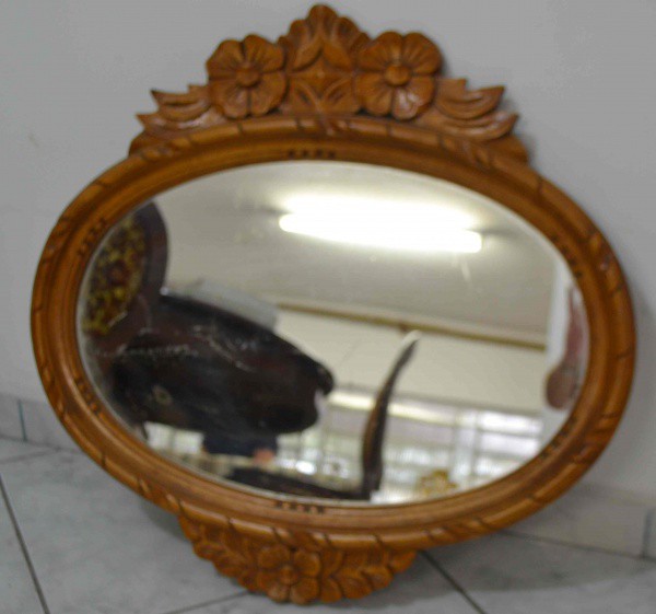 Espelho Oval Esculpido a Mão - Medidas 68cm x 66cm    A RETIRAR EM GUARULHOS.