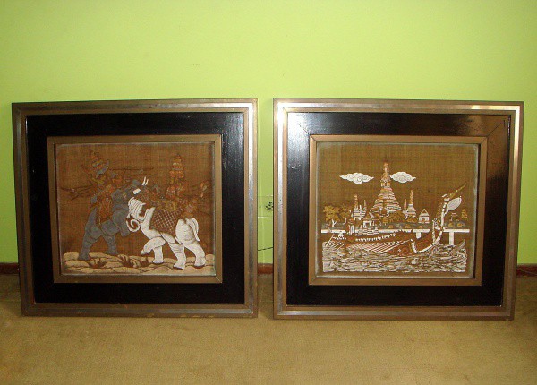Par de Quadros Tailandeses em pinturas sobre seda - medindo 40 x 50 cada um e emoldurados