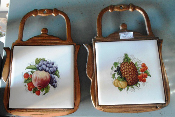 Par de quadros em metal em forma de bule, para pendurar. Com azulejos de frutas 20x13cm