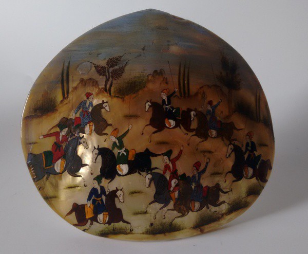 CONCHA EM MADRE PÉROLA, COM PINTURA DE CENA DE BATALHA DO ORIENTE,COM RICA POLICROMIA. PINTADA A MÃO