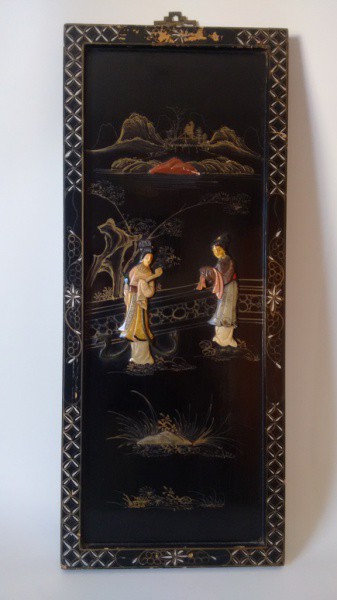 BELA PLACA EM LACA CHINESA, COM ESCULTURA UTILIZANDO PEDRA DURA DE VÁRIOS TONS. PEÇA MEADOS SÉC. XX.