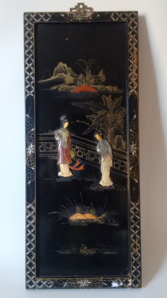 BELA PLACA EM LACA CHINESA, COM ESCULTURA UTILIZANDO PEDRA DURA DE VÁRIOS TONS. PEÇA MEADOS SÉC. XX.