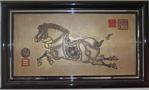Artista não identificado, Técnica mista sobre madeira representando cavalo, 46 X 92cm. Assinado cant