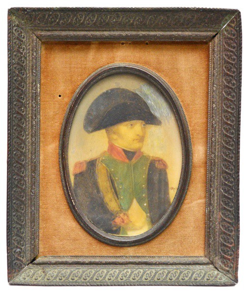 Miniatura Oval, óleo possivelmente sobre marfim, representando "oficial fardado com chapéu armad