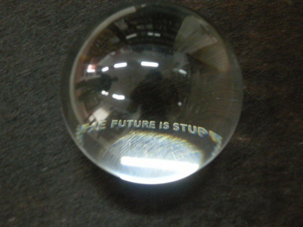 Jenny Holzer Objeto em Vidro com inscrição The Future is stupid 7x7x7cm