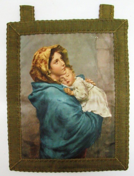 Figura de maternidade s/ cetim com passador para varão- 31 x 23 cm
