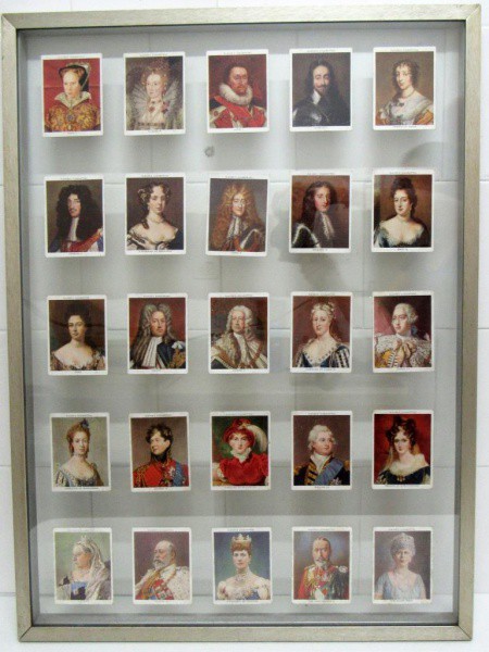 Quadro decorativo com imagens de Reis e Rainhas da Inglaterra montado em Sanduiche de vidro e alumin