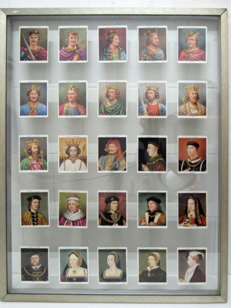 Quadro decorativo com imagens de Reis e Rainhas da Inglaterra montado em Sanduiche de vidro e alumin
