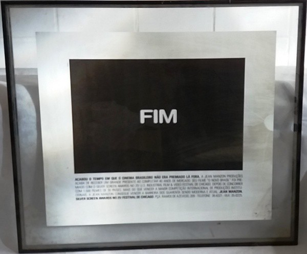 Estampa emoldurada com imagem cinematográfica de Jean Manzon  ` FIM`, medida total aprox. 50 x 58 cm