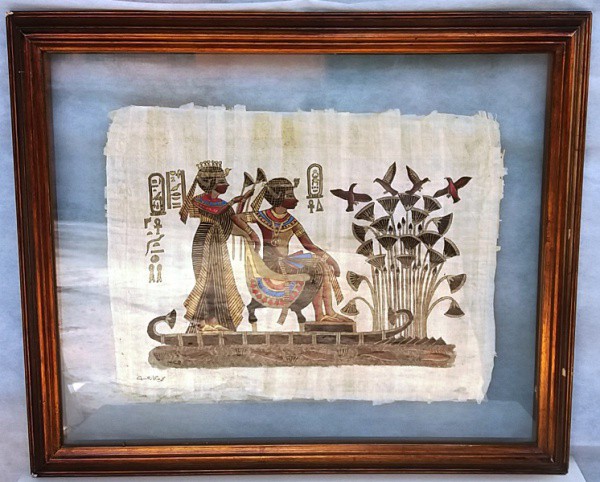 Papiro Egípcio emoldurado com cena de figuras em ritual, medida total com moldura aprox. 52 x 62 cm
