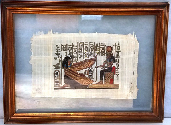 Papiro Egípcio emoldurado com cena de figuras em ritual, medida total com moldura aprox. 42 x 55 cm