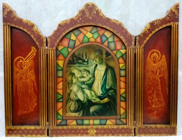 Tríptico sacro executado em madeira com desenho de madona e anjos nas laterais, medida fechado, apro