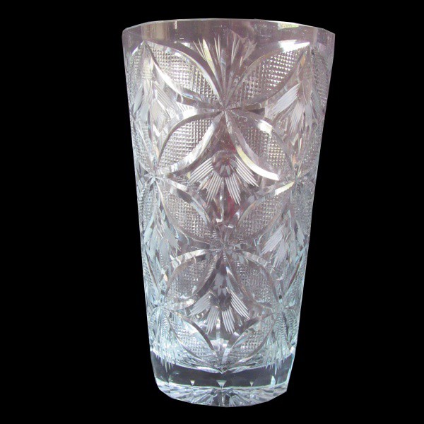 Vaso de cristal  transparente , Lapidado em forma de flores ,