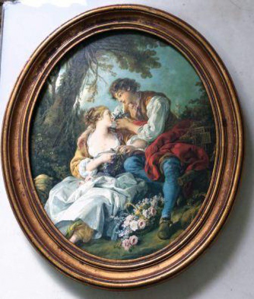 QUADRO OVAL COM REPRODUÇÃO DE CENA ROMÂNTICA. MOLDURA EM MADEIRA DOURADA. MEDINDO 34,5 X  28,5 CM