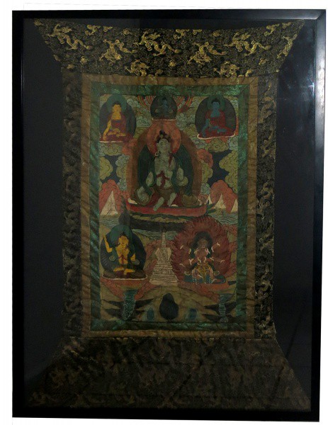 Thangka chinês decorado com diversas figuras de buda e estupa.  Pintado com guache sobre sega. Emold