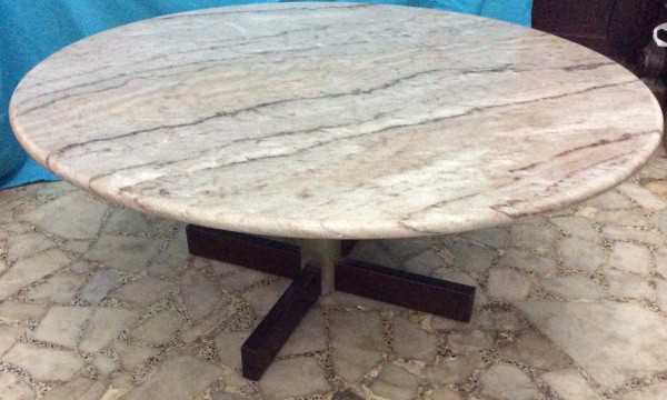 JACARANDÁ ,MESA CONTEMPORÂNEA COM TAMPO DE MÁRMORE MEDINDO - Não identificado