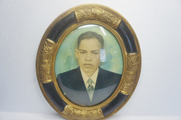 Quadro moldura Oval com vidro bombe com  foto antiga