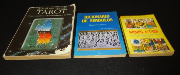Livros (3): 1) BANZHAF, Hajo. Manual do Tarô. Origem, definição e