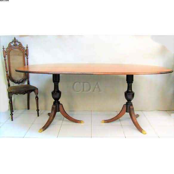 Mesa ovalada — Não identificado