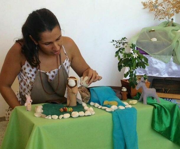 Professora Ana Maria, da Escola Sabiá - Lauro de Freitas BA, apresenta um teatro de mesa com a história ‘O coelhinho e o pé de cacau’.