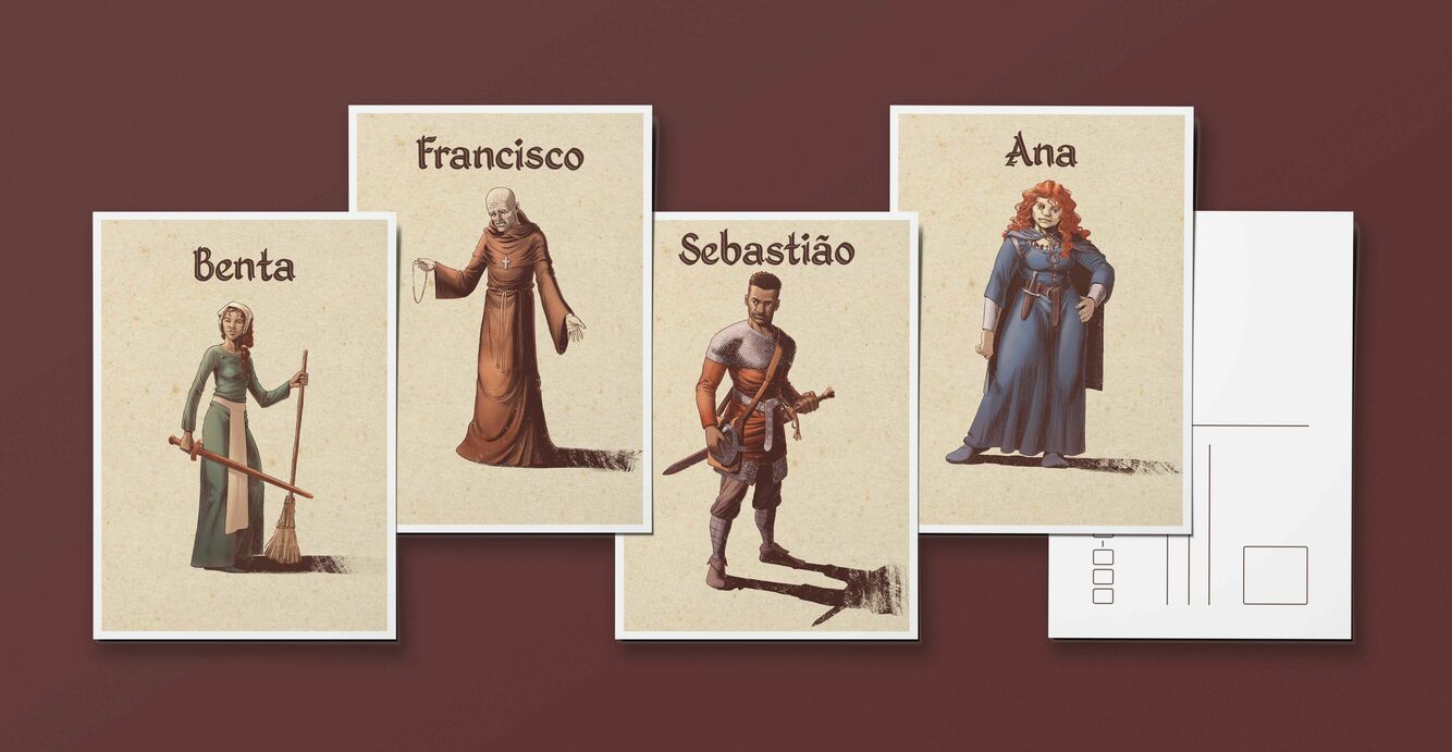 Montagem de quatro cartões postais, um ao lado do outro, todos com ilustrações em fundo bege. O da esquerda é a Benta, uma mulher camponesa segunda uma vassoura e uma espada de madeira. Em seguida, Francisco, um padre magro, com bata marrom escuro e um terço na mao direita. Em seguida, Sebastião é um homem de pele marrom escuro, vestindo malha e segurando uma espada. E por ultimo, Ana, uma mulher ruiva, com vestido longo azul, com uma adaga na cintura.