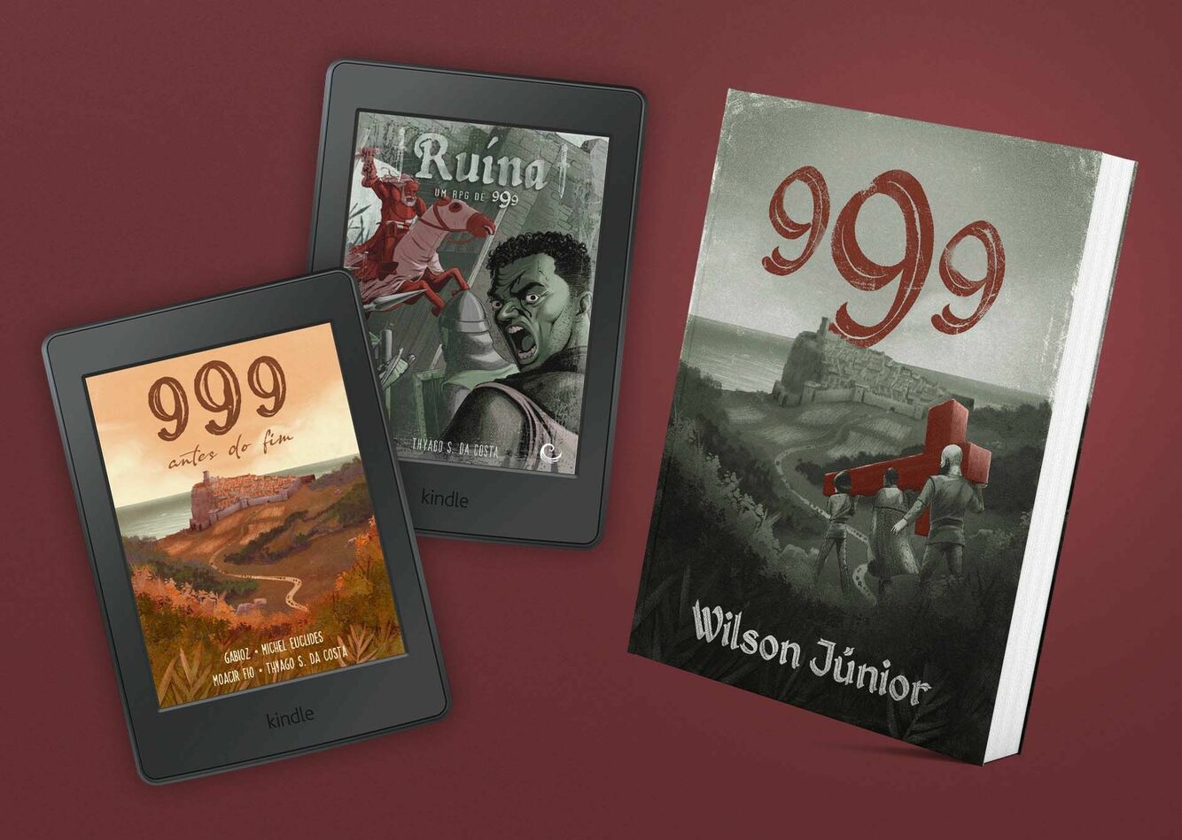 Imagem com dois kindles e uma edição física de 999 sobre fundo cor de vinho. A capa do livro físico possui o título 999 estilizado em cor vermelha no topo e o nome do autor, Wilson Júnior, em cor branca, na parte de baixo, com ilustração em tons de cinza apresentando três pessoas que carregam uma cruz em cor vermelho-sangue rumo a uma fortaleza num monte à beira mar. Um kindle tem a capa colorida de 999: antes do fim, com o título em letra cursiva, e o nome dos autores na parte de baixo: GabiOZ, Michel Euclides, Moacir Fio e Thyago S. da Costa. A ilustração é em tons de sépia, colorida, apresentando a mesma imagem da capa de 999, mas sem as pessoas carregando uma cruz. O outro kindle tem a capa do Manual de RPG Ruínas, com título Ruínas estilizado. A ilustração de capa apresenta uma cena de uma invasão através dos portões de uma fortaleza medieval perpetuada por caveleiros armados, na perpectiva dos defensores dos portões, que portam lanças, e em primeiro plano um personagem sem elmo grita ordens.