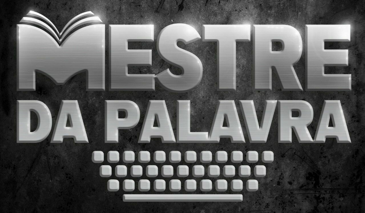 Logo do webreality Mestre da Palavra, em caixa alta com textura e brilho de aço escovado, sobre fundo escuro. MESTRE Aaparece no alto, com o topo da letra M estilizado para se assemelhar a um livro aberto, e em seguida o restante, DA PALAVRA. Abaixo, as teclas de um teclado, inclusive o espaço.