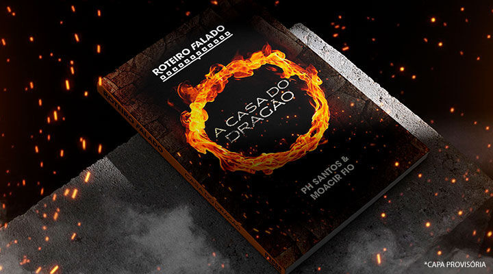 Descrição de imagem: "Mockup com a capa provisória do livro Roteiro Falado - A Casa do Dragão. O livro tem capa escura, com centelhas de chamas ao redor. No meio o titulo A Casa do Dragão rodeado por um anel de fogo, na parte de cima a logo Roteiro Falado, e na parte de baixo os nomes dos escritores Moacir Fio e PH Santos."