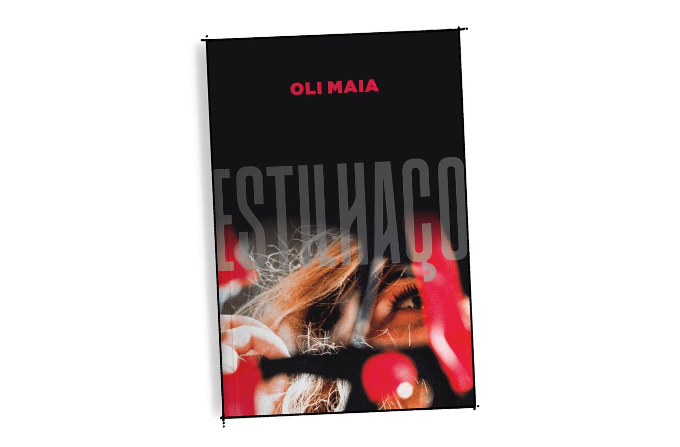 capa do livro com contorno rabiscado. a capa é um recorte difuso de pedaços de vidro ou espelho, e no reflexo há uma parte do rosto de uma mulher de perfil. o fundo é preto.
