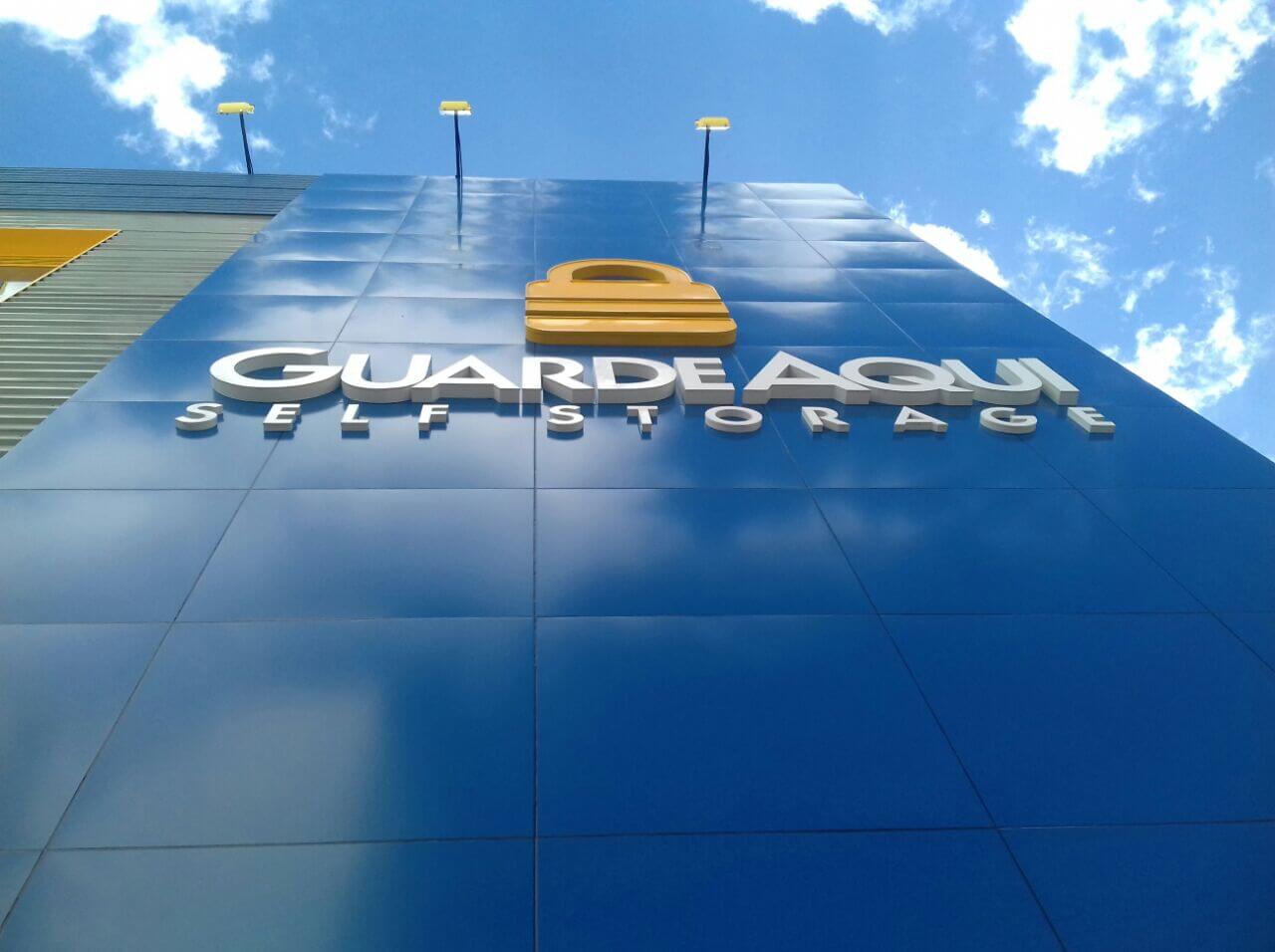 Fotografia da fachada do GuardeAqui Unidade São Cristóvão