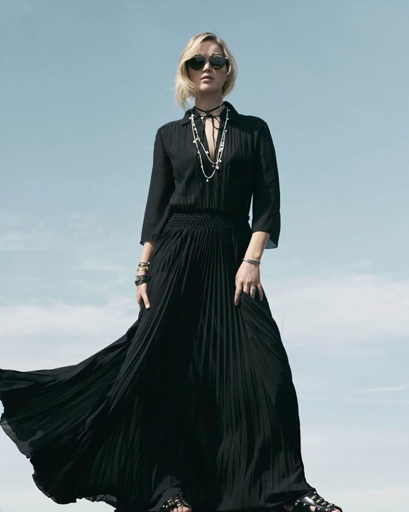 Jennifer Lawrence pose pour la campagne publicitaire "Dior". Los Angeles, le 21 dÈcembre 2017. ennifer Lawrence stars in another shoot for the French fashion brand Dior. Captured against clear blue skies, the blonde actress poses in wide-brimmed hats, airy dresses and branded jewelry. Los Angeles, December 21st, 2017.