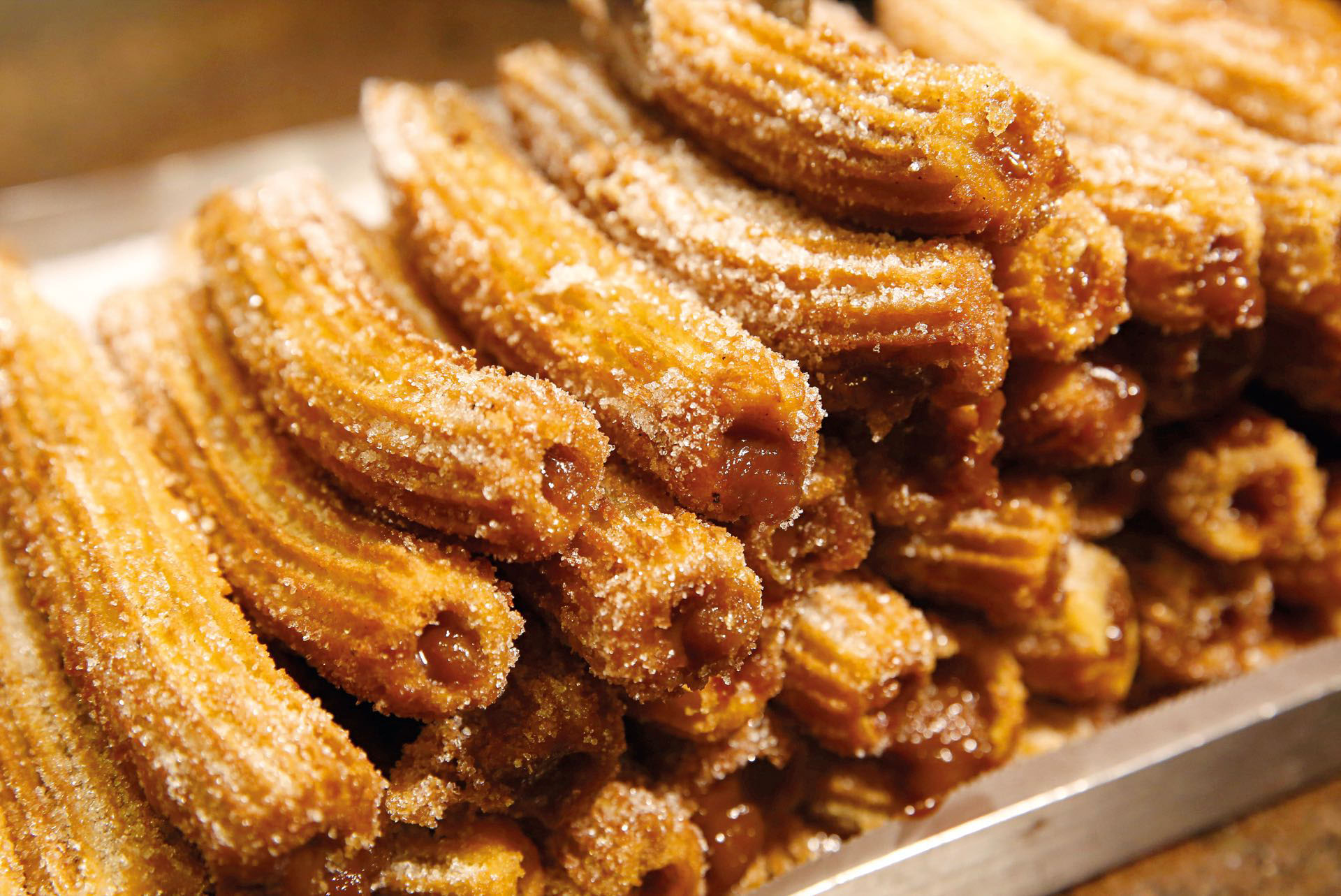 Para la tarde, en la playa, con mate o un café, los churros siguen tan vigentes como siempre. Rellenos con dulce de leche, simples o bañados en chocolate.