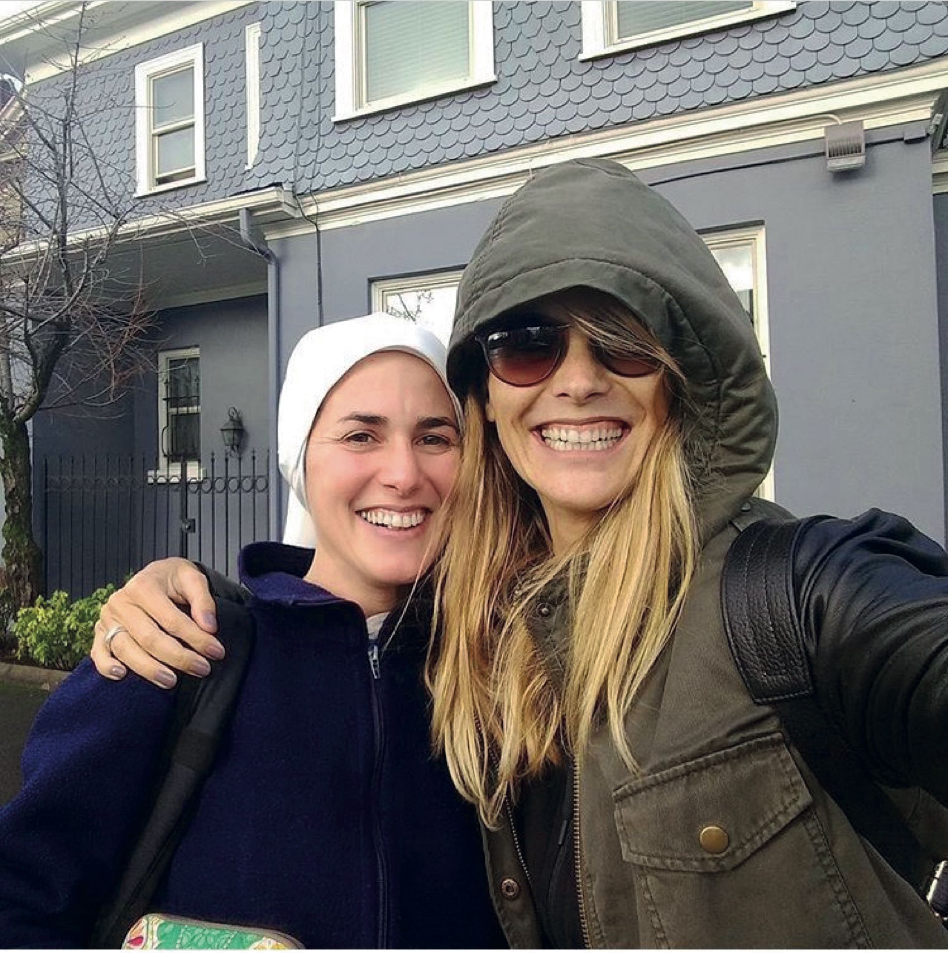 Con su hermana María de la Paz, que es misionera religiosa en Oregon, USA.