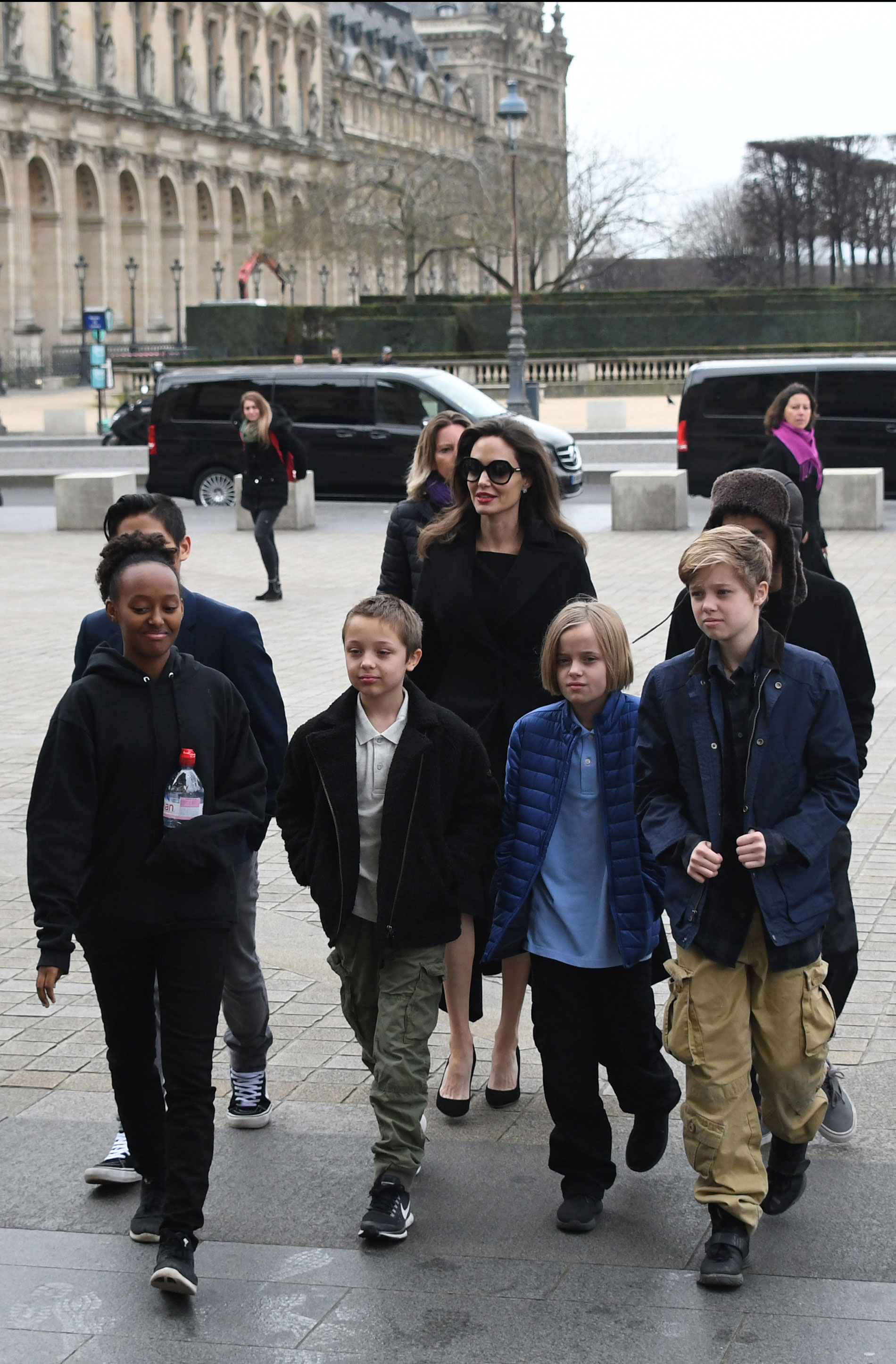 Camino al Louvre con sus seis hijos.