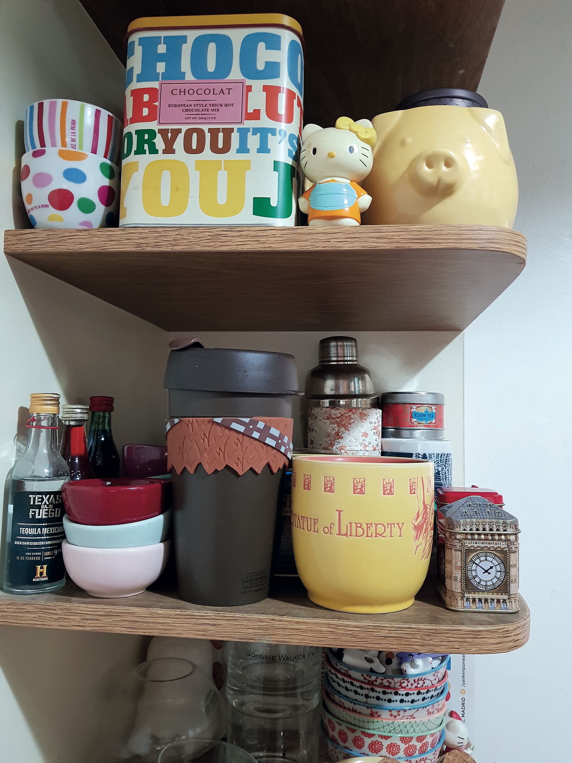 Abarrotado y todo, de una taza, una conversación, un recuerdo puede salir una idea. Cada cual se maneja a su manera.