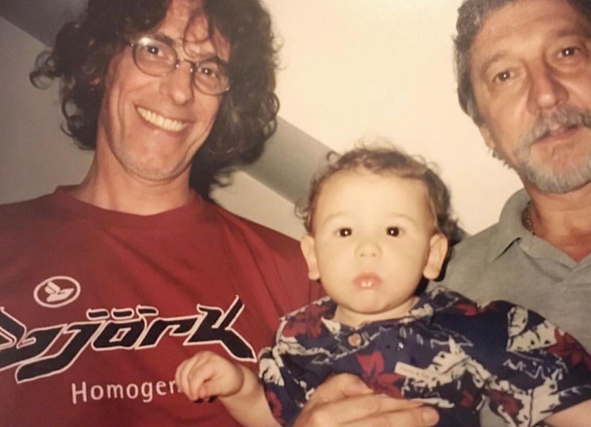 Su abuelo, el Flaco Spinetta, murió cuando Angelo tenía 11 años. Hoy lo recuerda como un abuelo presente y amoroso.